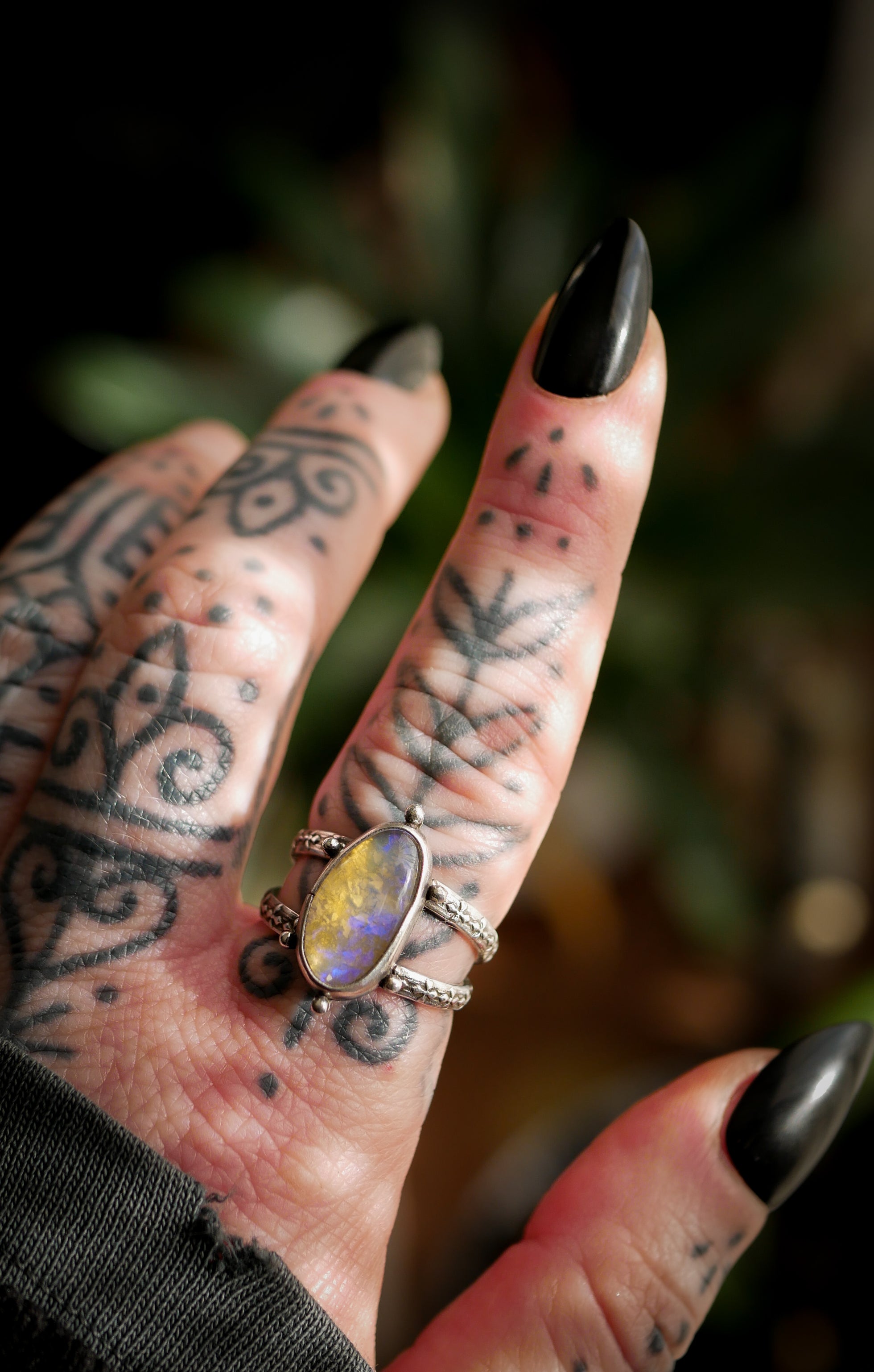 Fae - Bague en opale de Lightning Ridge et quartz clair, argent