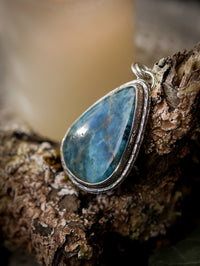 Skadi - Collier en apatite du lac Baïkal et argent, flocon au dos