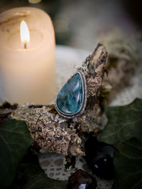 Skadi - Collier en apatite du lac Baïkal et argent, flocon au dos