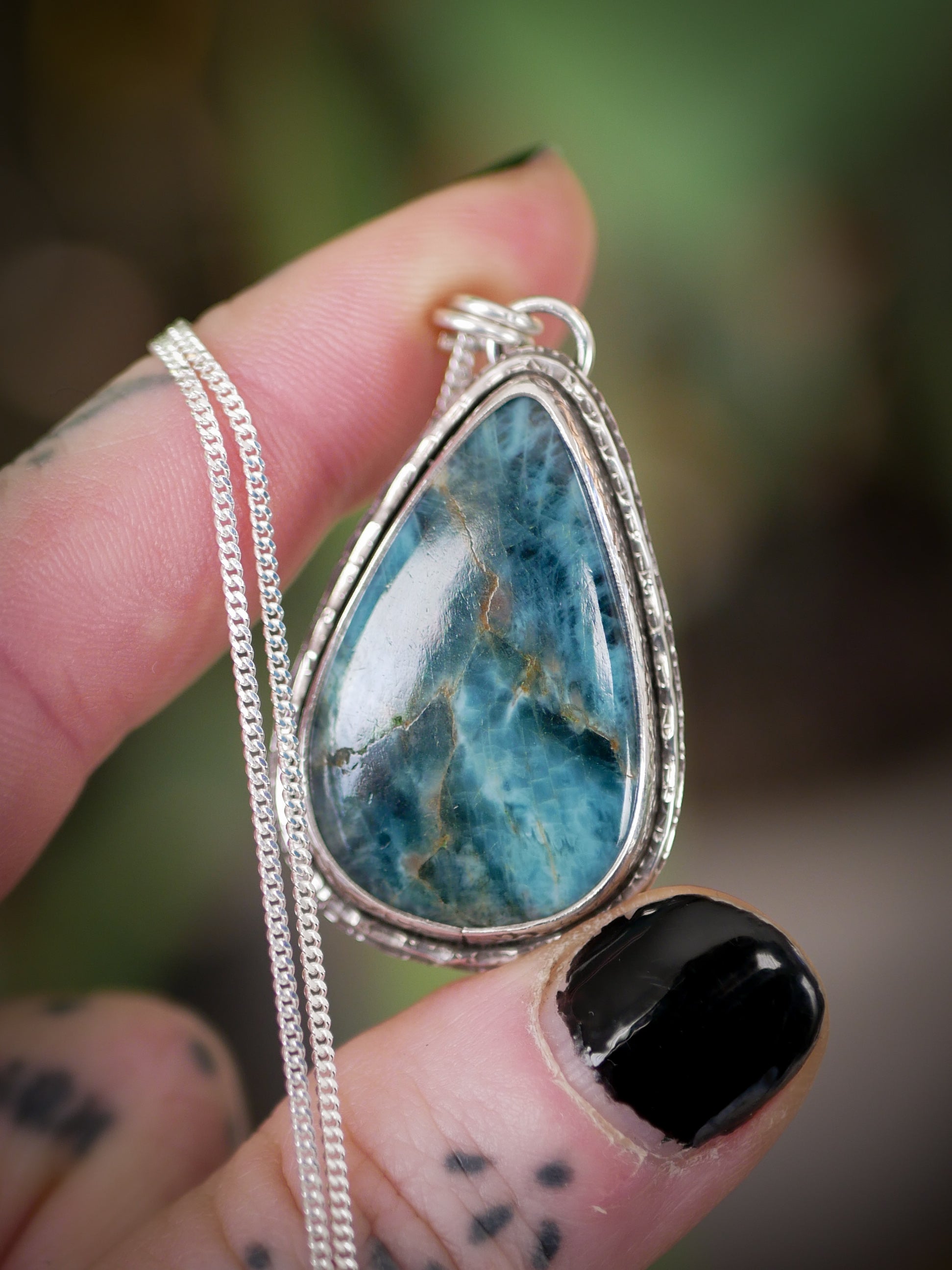 Skadi - Collier en apatite du lac Baïkal et argent, flocon au dos