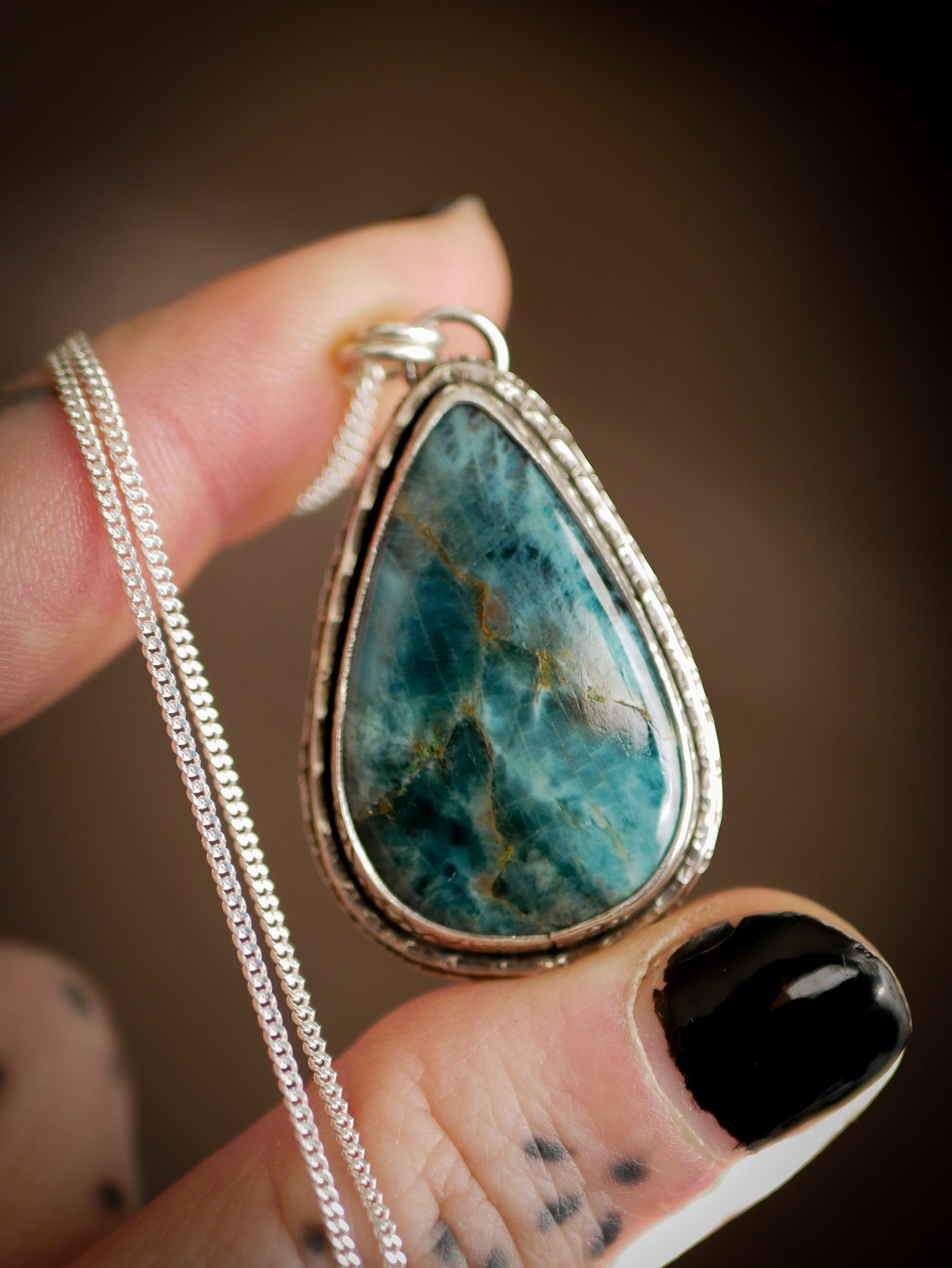 Skadi - Collier en apatite du lac Baïkal et argent, flocon au dos