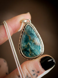 Skadi - Collier en apatite du lac Baïkal et argent, flocon au dos