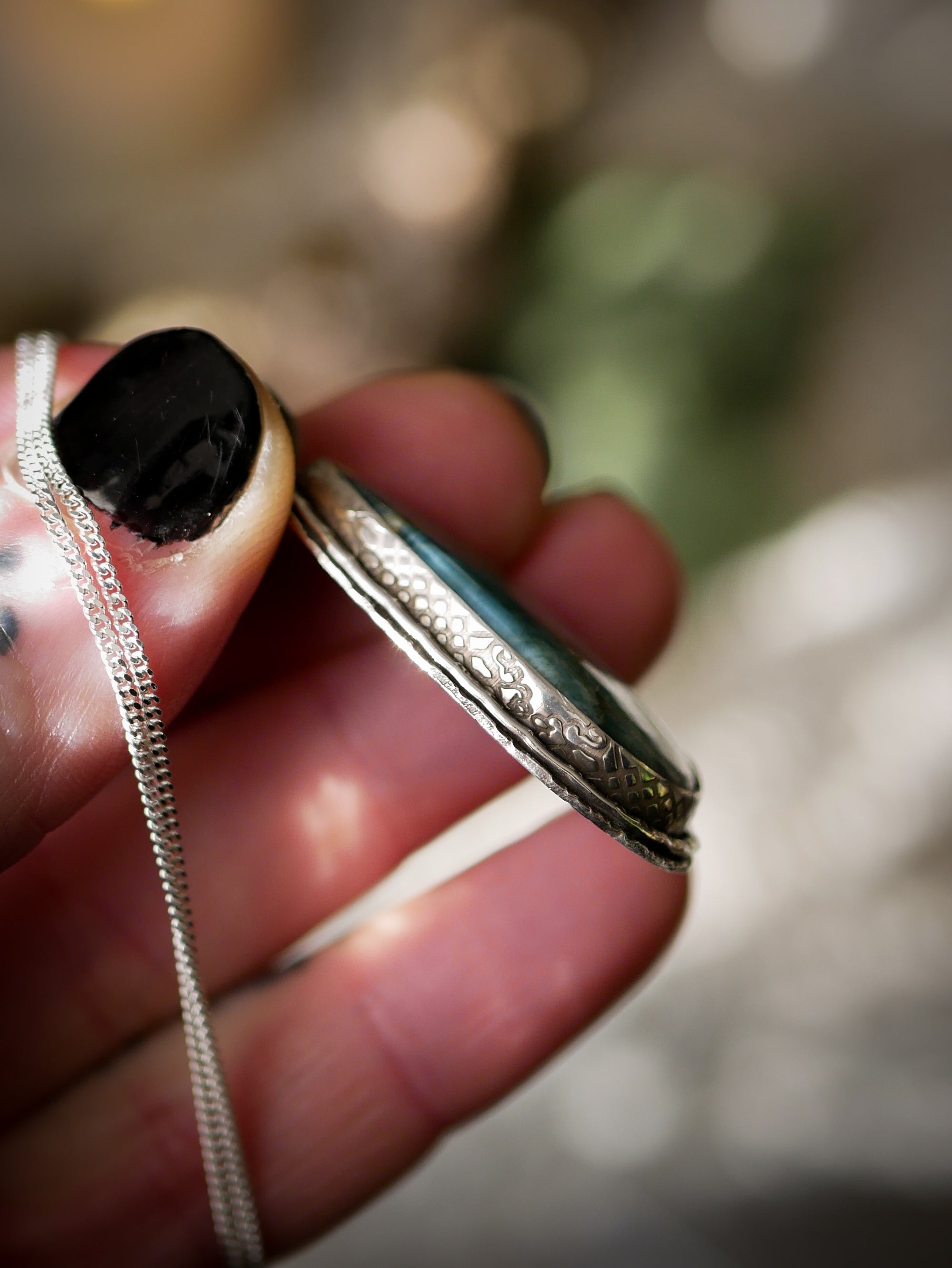 Skadi - Collier en apatite du lac Baïkal et argent, flocon au dos