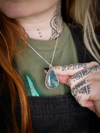 Skadi - Collier en apatite du lac Baïkal et argent, flocon au dos