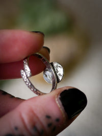 Poussière d'Etoiles - Bague en opale de Lightning Ridge, quartz clair et argent