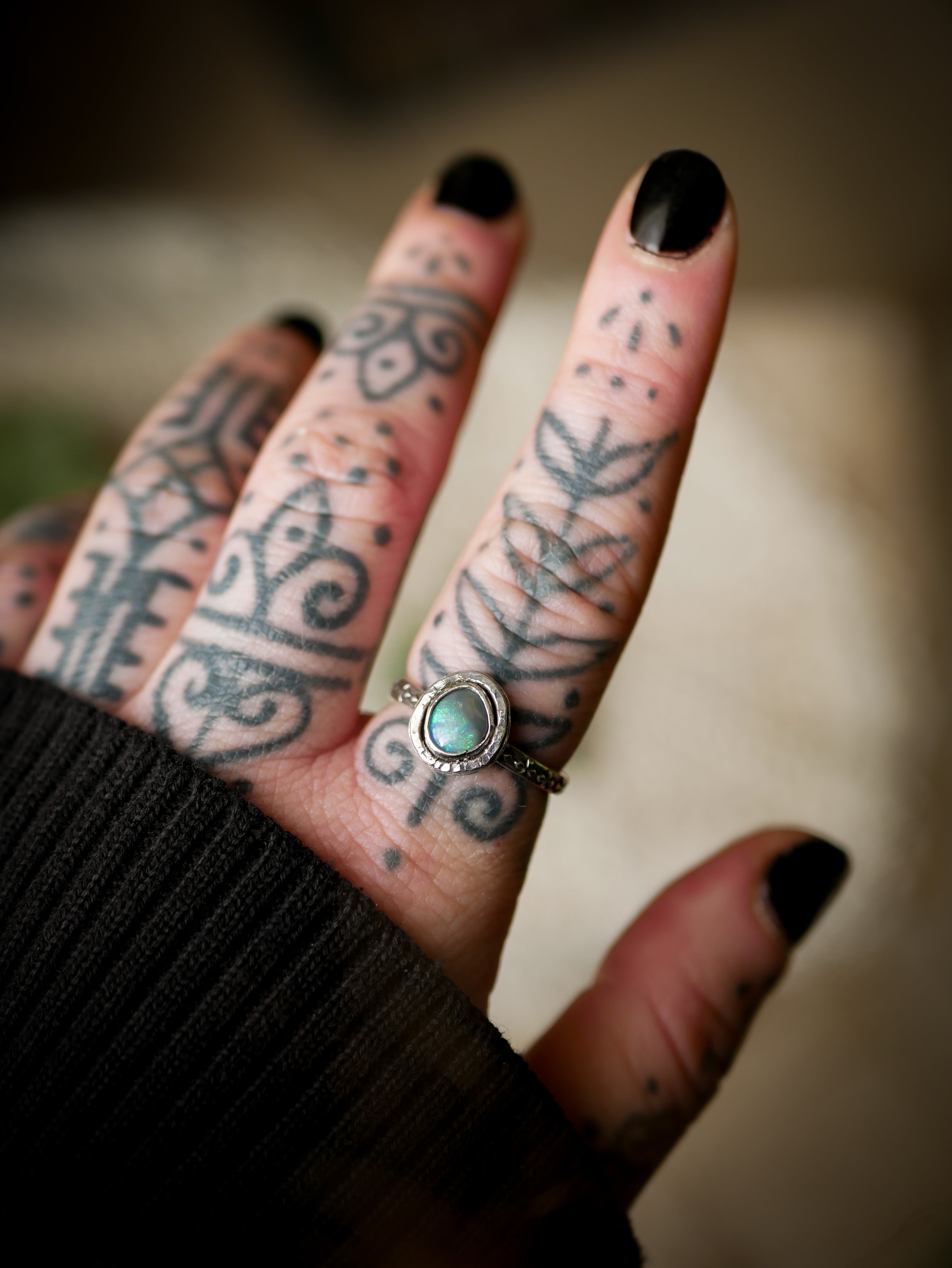 Poussière d'Etoiles - Bague en opale de Lightning Ridge, quartz clair et argent