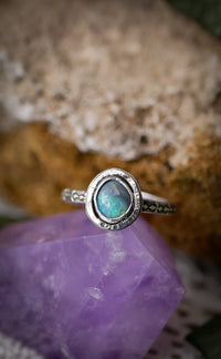 Poussière d'Etoiles - Bague en opale de Lightning Ridge, quartz clair et argent