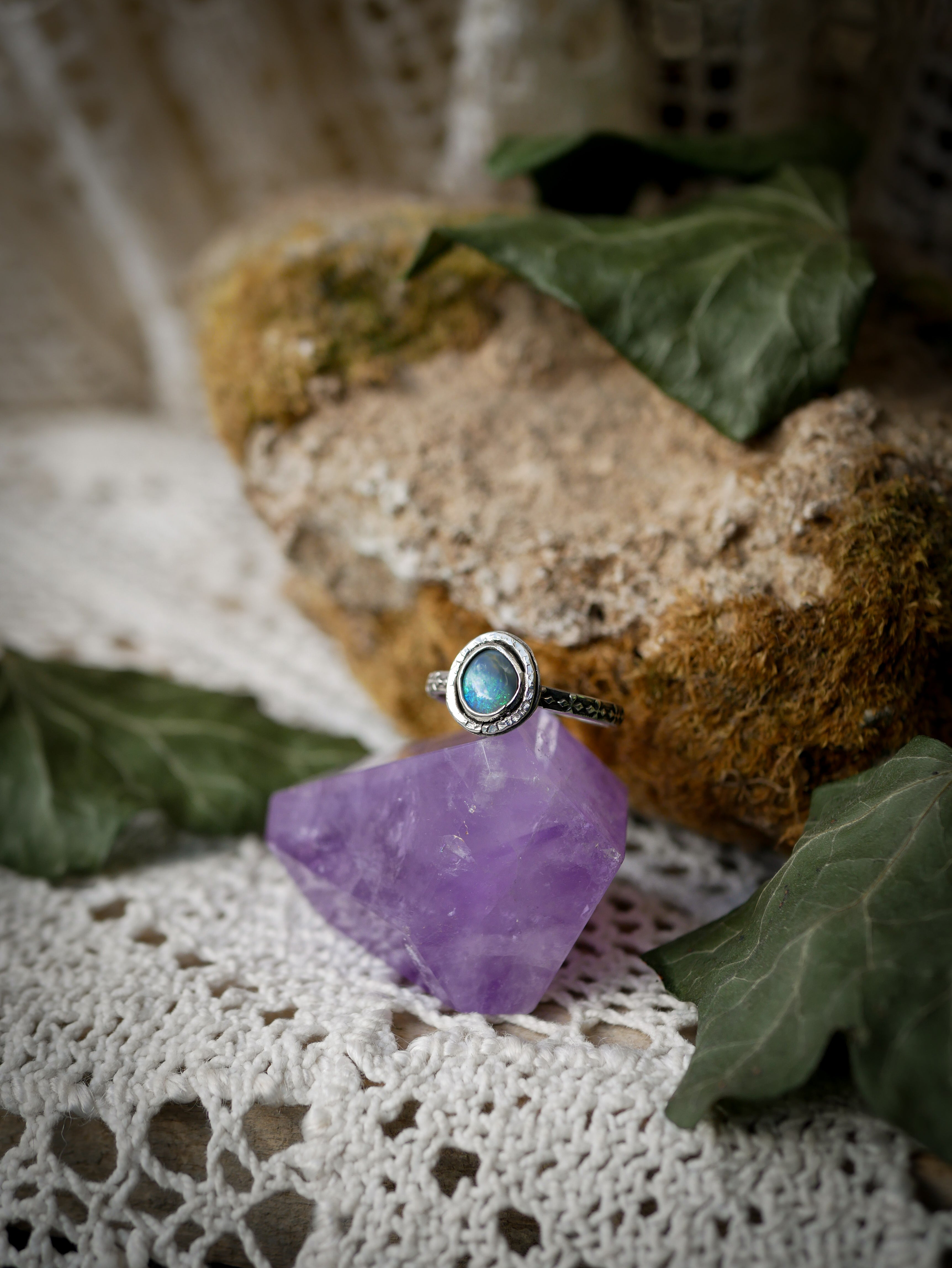 Poussière d'Etoiles - Bague en opale de Lightning Ridge, quartz clair et argent