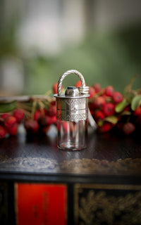 The Relic - Collana con fiala in argento, vetro e zaffiro grezzo