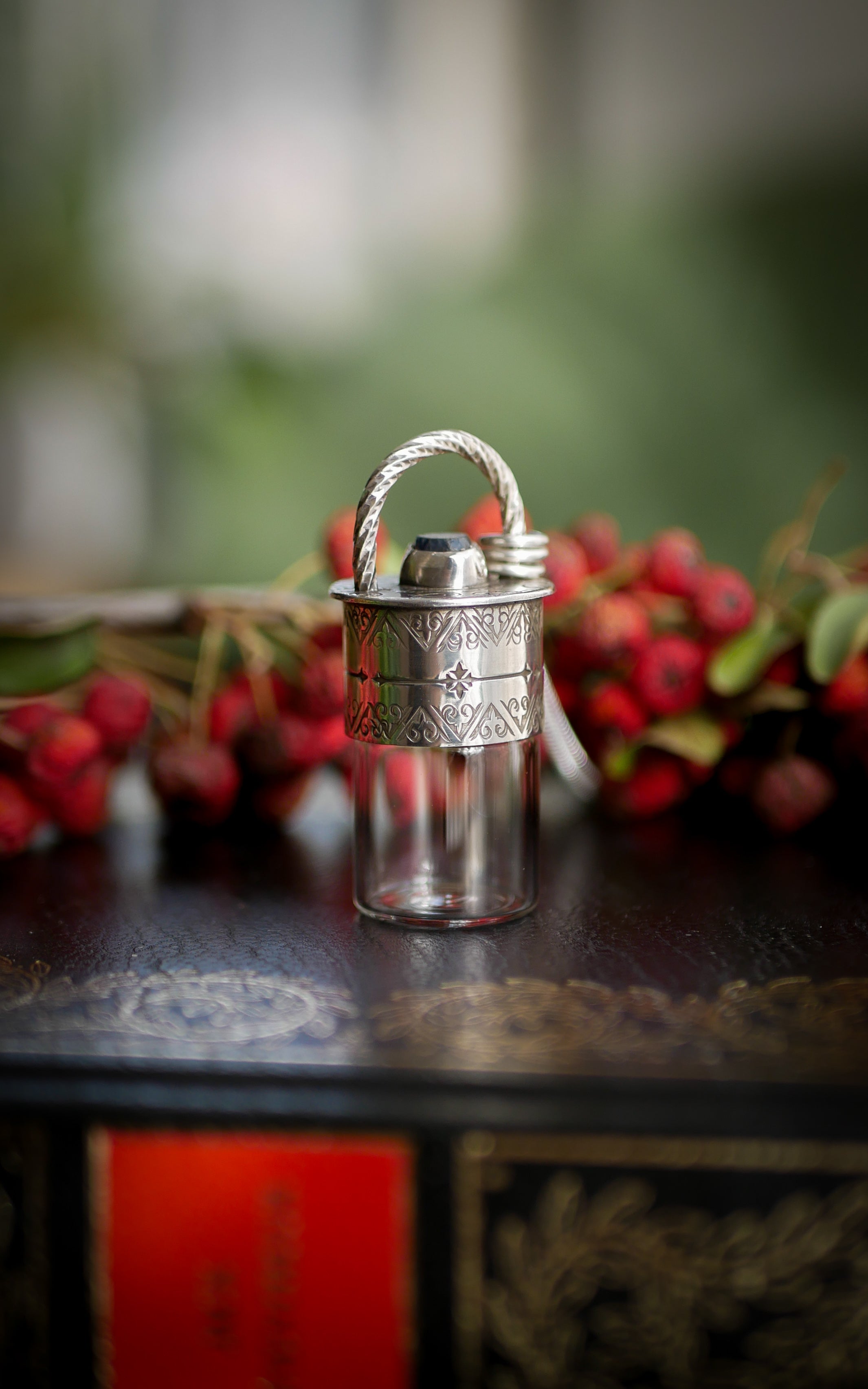 The Relic - Collana con fiala in argento, vetro e zaffiro grezzo