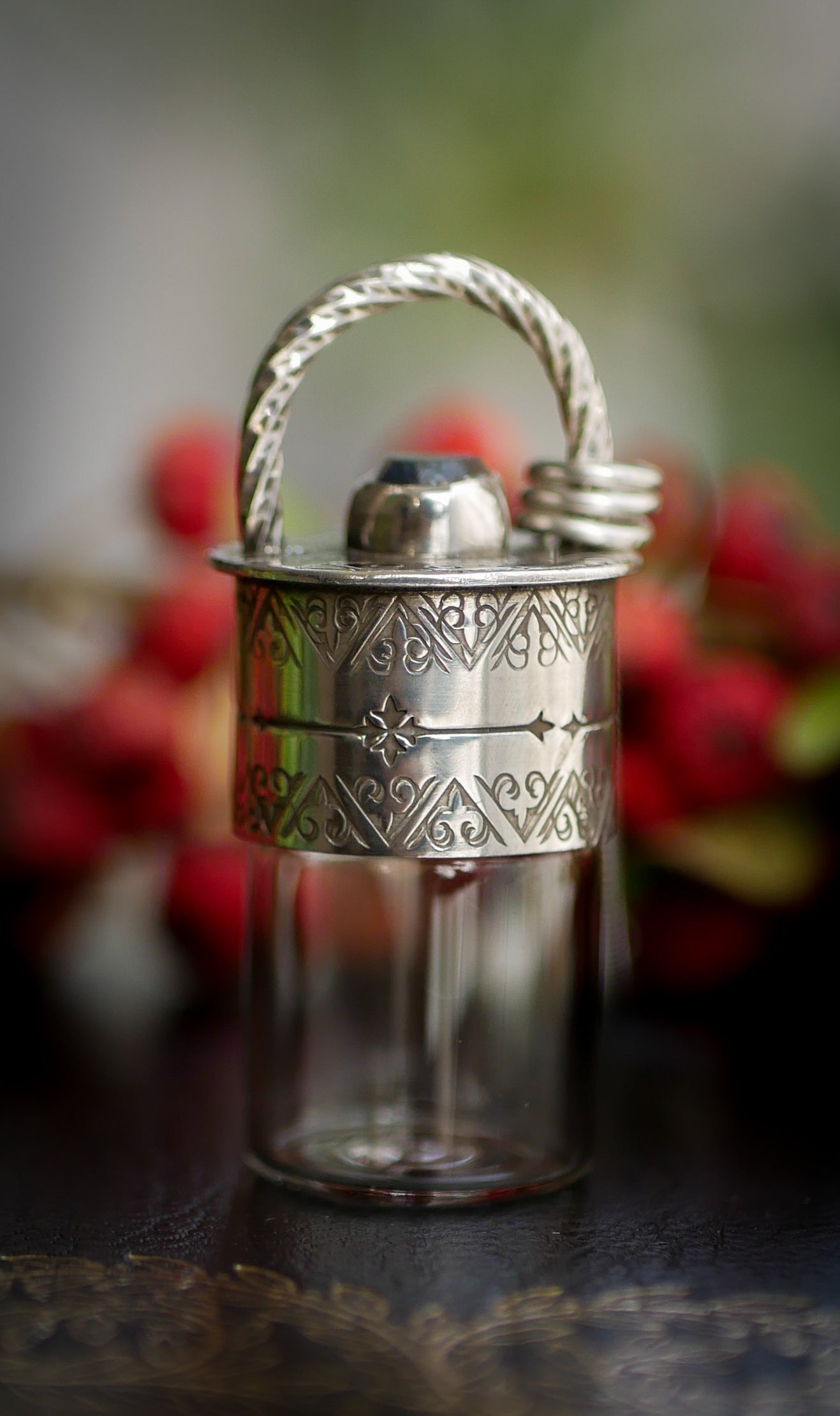 The Relic - Collana con fiala in argento, vetro e zaffiro grezzo