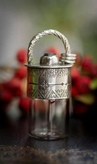 The Relic - Collana con fiala in argento, vetro e zaffiro grezzo