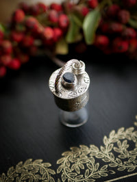 The Relic - Collana con fiala in argento, vetro e zaffiro grezzo