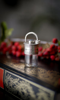 The Relic - Collana con fiala in argento, vetro e zaffiro grezzo