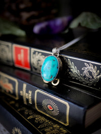 La Croce dei Troll - Collana in turchese dell'Arizona, pirite e argento, croce dei troll forgiata sul retro in ottone