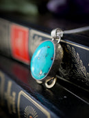 La Croce dei Troll - Collana in turchese dell'Arizona, pirite e argento, croce dei troll forgiata sul retro in ottone