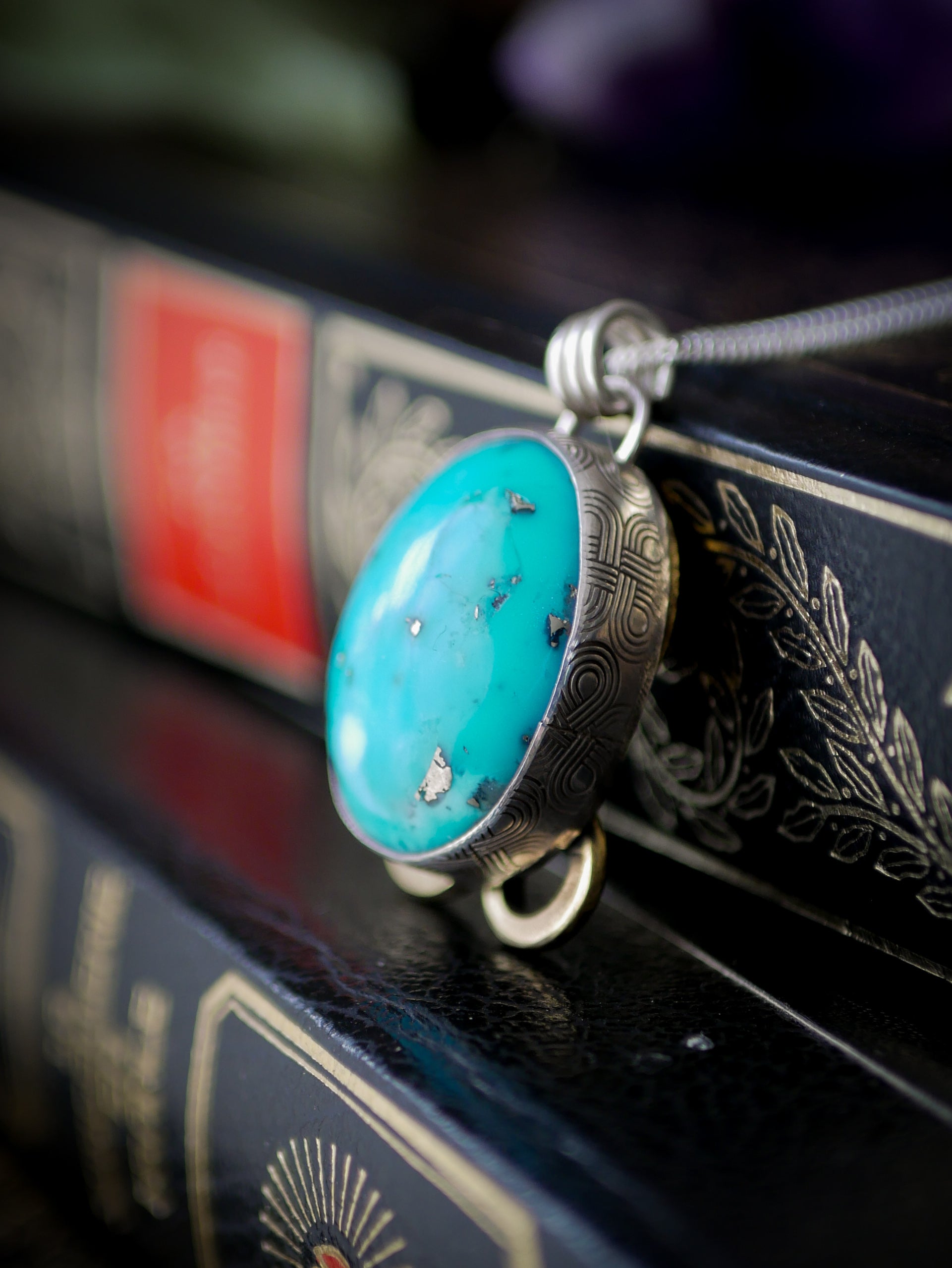 La Croce dei Troll - Collana in turchese dell'Arizona, pirite e argento, croce dei troll forgiata sul retro in ottone