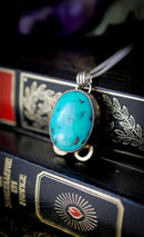 La Croce dei Troll - Collana in turchese dell'Arizona, pirite e argento, croce dei troll forgiata sul retro in ottone