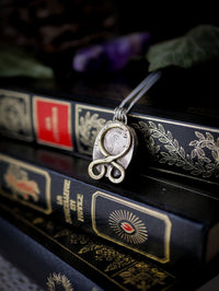 La Croce dei Troll - Collana in turchese dell'Arizona, pirite e argento, croce dei troll forgiata sul retro in ottone