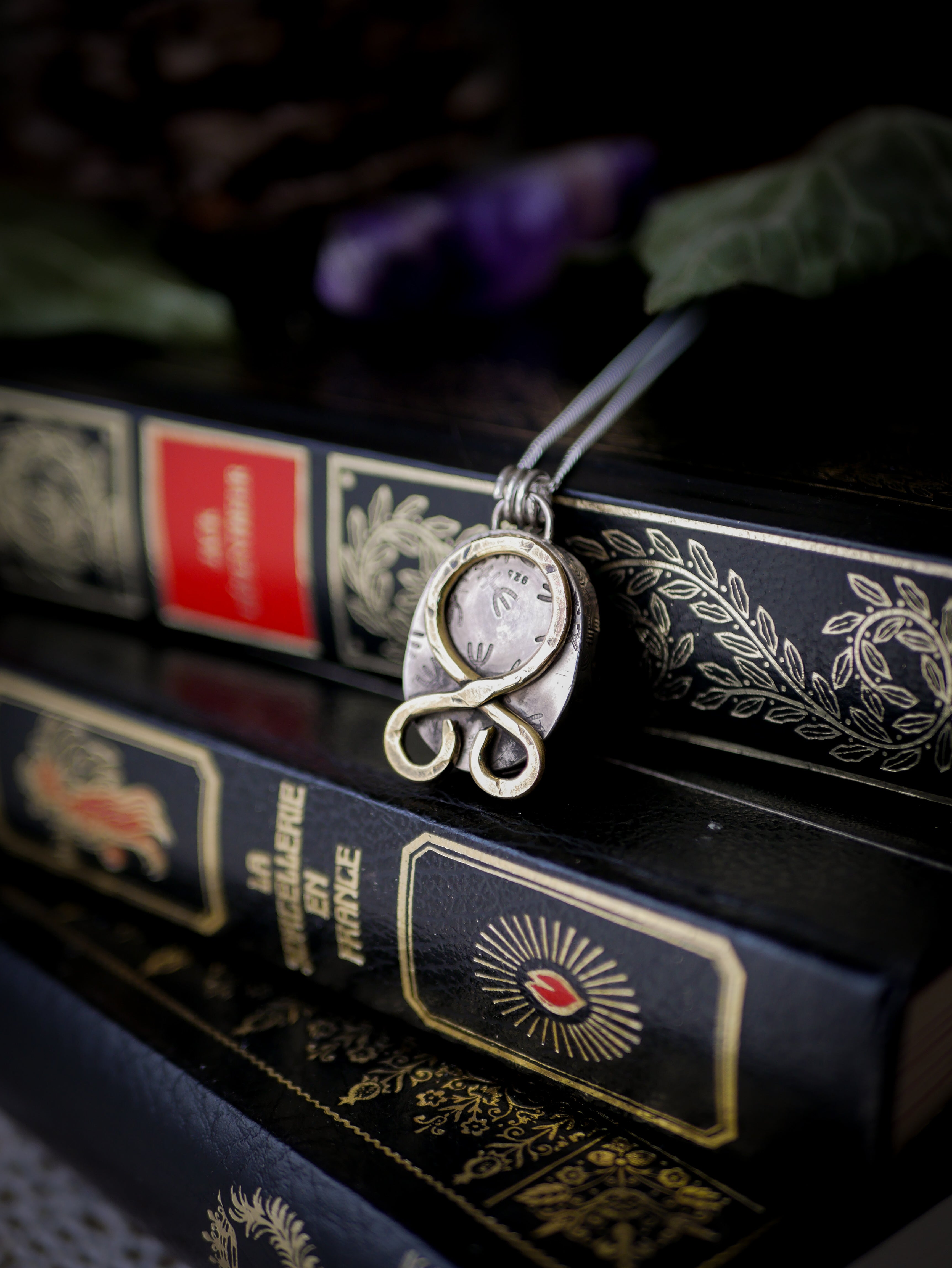 La Croce dei Troll - Collana in turchese dell'Arizona, pirite e argento, croce dei troll forgiata sul retro in ottone