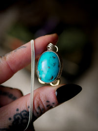 La Croce dei Troll - Collana in turchese dell'Arizona, pirite e argento, croce dei troll forgiata sul retro in ottone