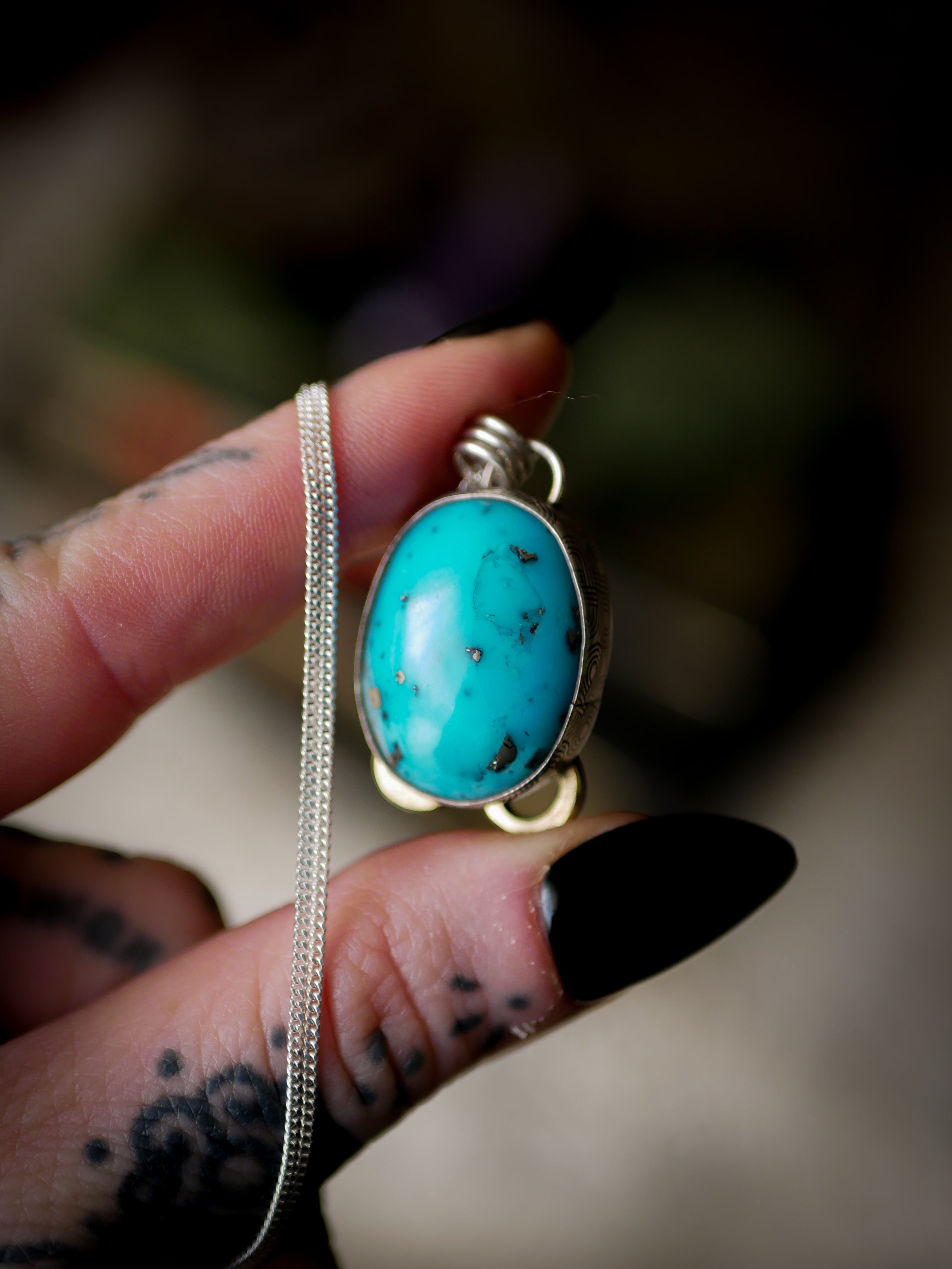 La Croce dei Troll - Collana in turchese dell'Arizona, pirite e argento, croce dei troll forgiata sul retro in ottone