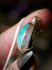 La Croce dei Troll - Collana in turchese dell'Arizona, pirite e argento, croce dei troll forgiata sul retro in ottone