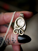 La Croce dei Troll - Collana in turchese dell'Arizona, pirite e argento, croce dei troll forgiata sul retro in ottone