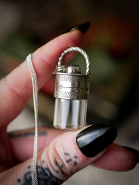 The Relic - Collana con fiala in argento, vetro e zaffiro grezzo