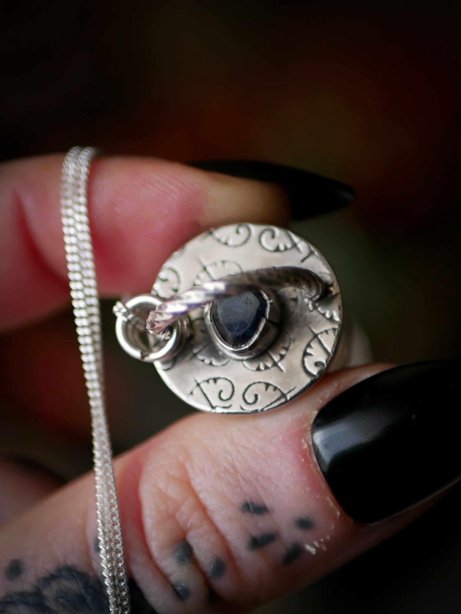 The Relic - Collana con fiala in argento, vetro e zaffiro grezzo