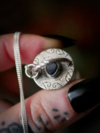 The Relic - Collana con fiala in argento, vetro e zaffiro grezzo