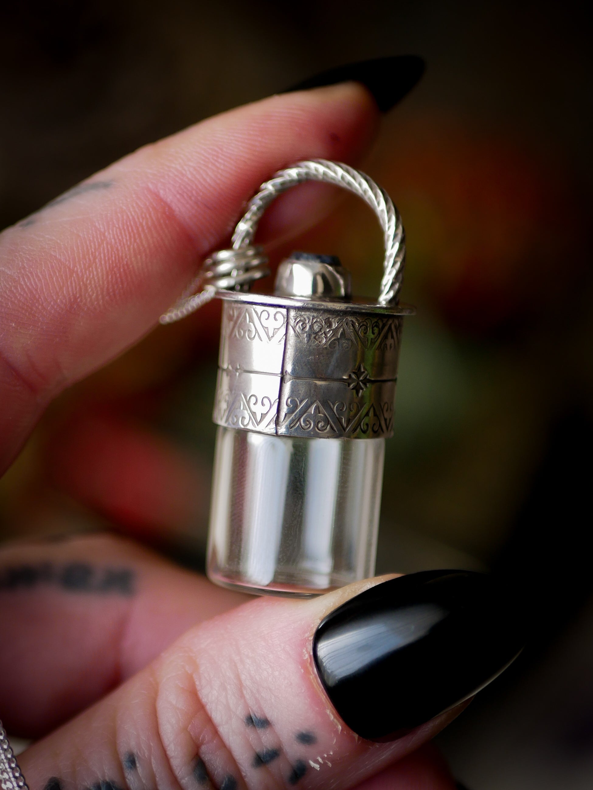 The Relic - Collana con fiala in argento, vetro e zaffiro grezzo