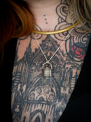 The Relic - Collana con fiala in argento, vetro e zaffiro grezzo