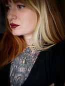 The Relic - Collana con fiala in argento, vetro e zaffiro grezzo