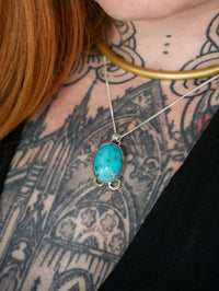 La Croce dei Troll - Collana in turchese dell'Arizona, pirite e argento, croce dei troll forgiata sul retro in ottone