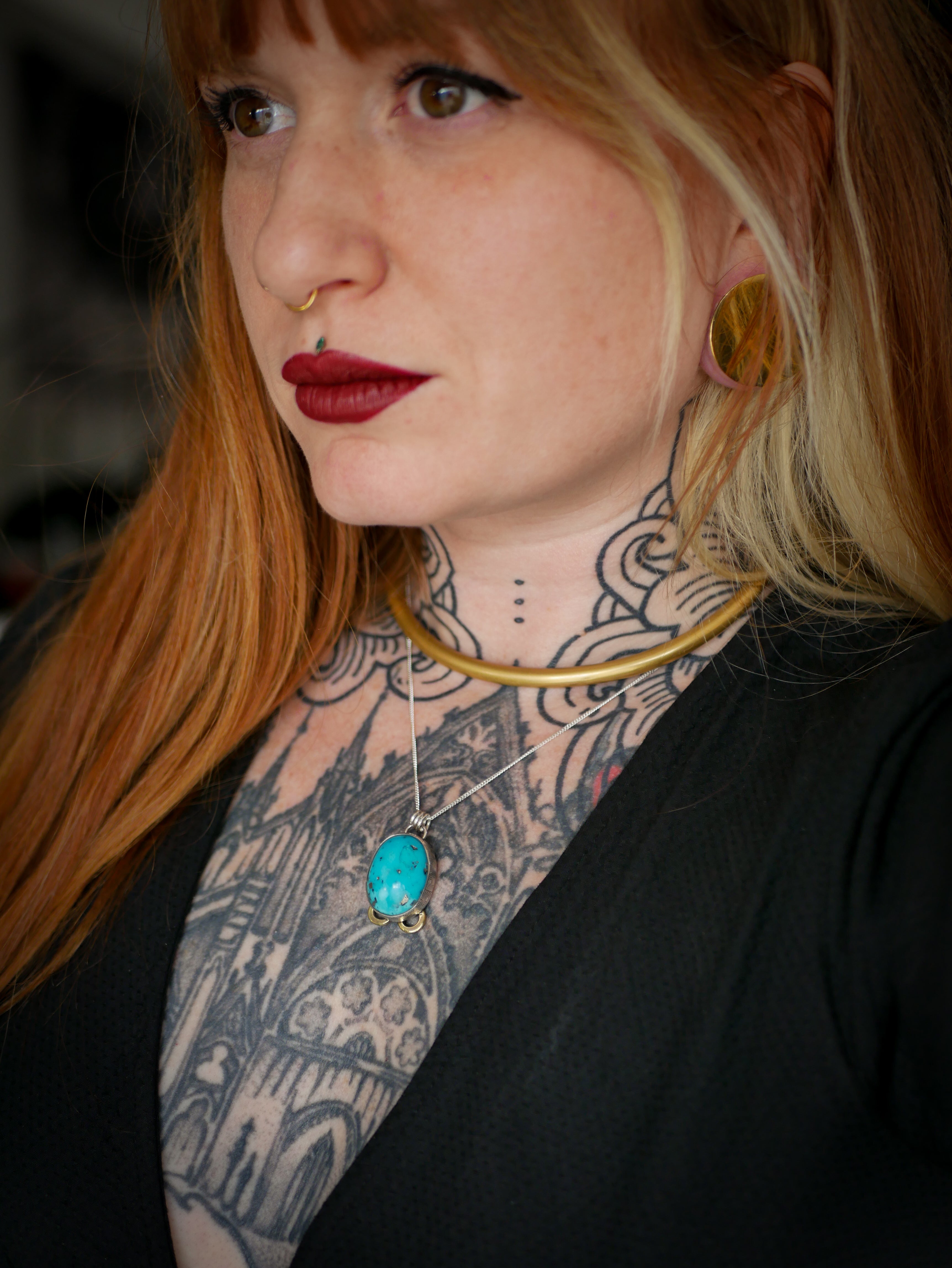 La Croce dei Troll - Collana in turchese dell'Arizona, pirite e argento, croce dei troll forgiata sul retro in ottone