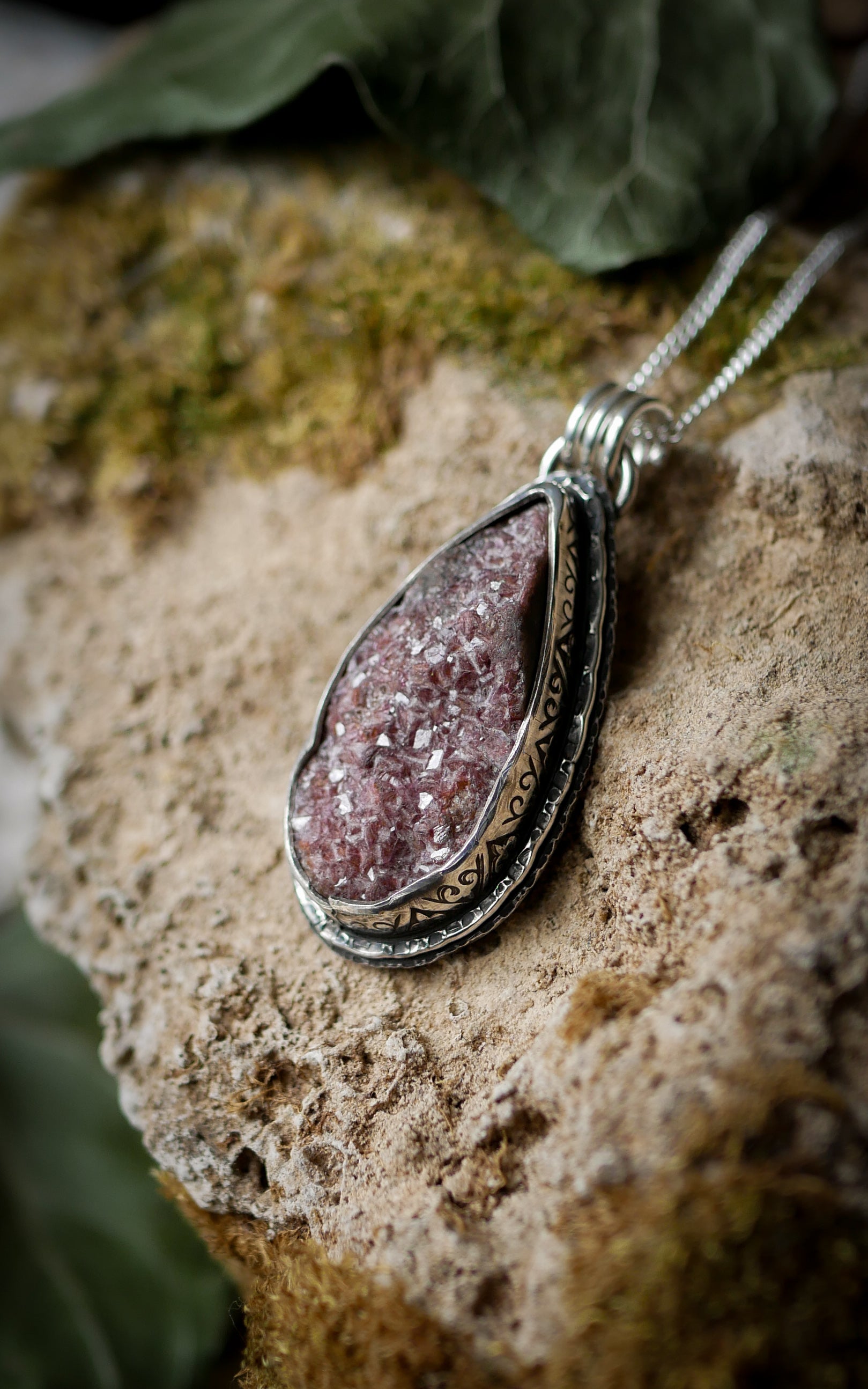 L'Amulette de Berkana - Collier en cobaltocalcite, argent, rune Berkana forgée au dos