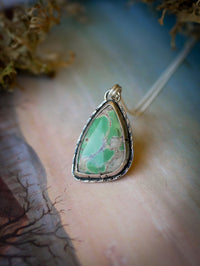 Le Serpent de la Connaissance - Collier en variscite et argent, serpent au dos