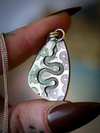 Le Serpent de la Connaissance - Collier en variscite et argent, serpent au dos