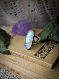 Sorcière Blanche - Bague en pierre de lune arc-en-ciel (péristérite) et argent