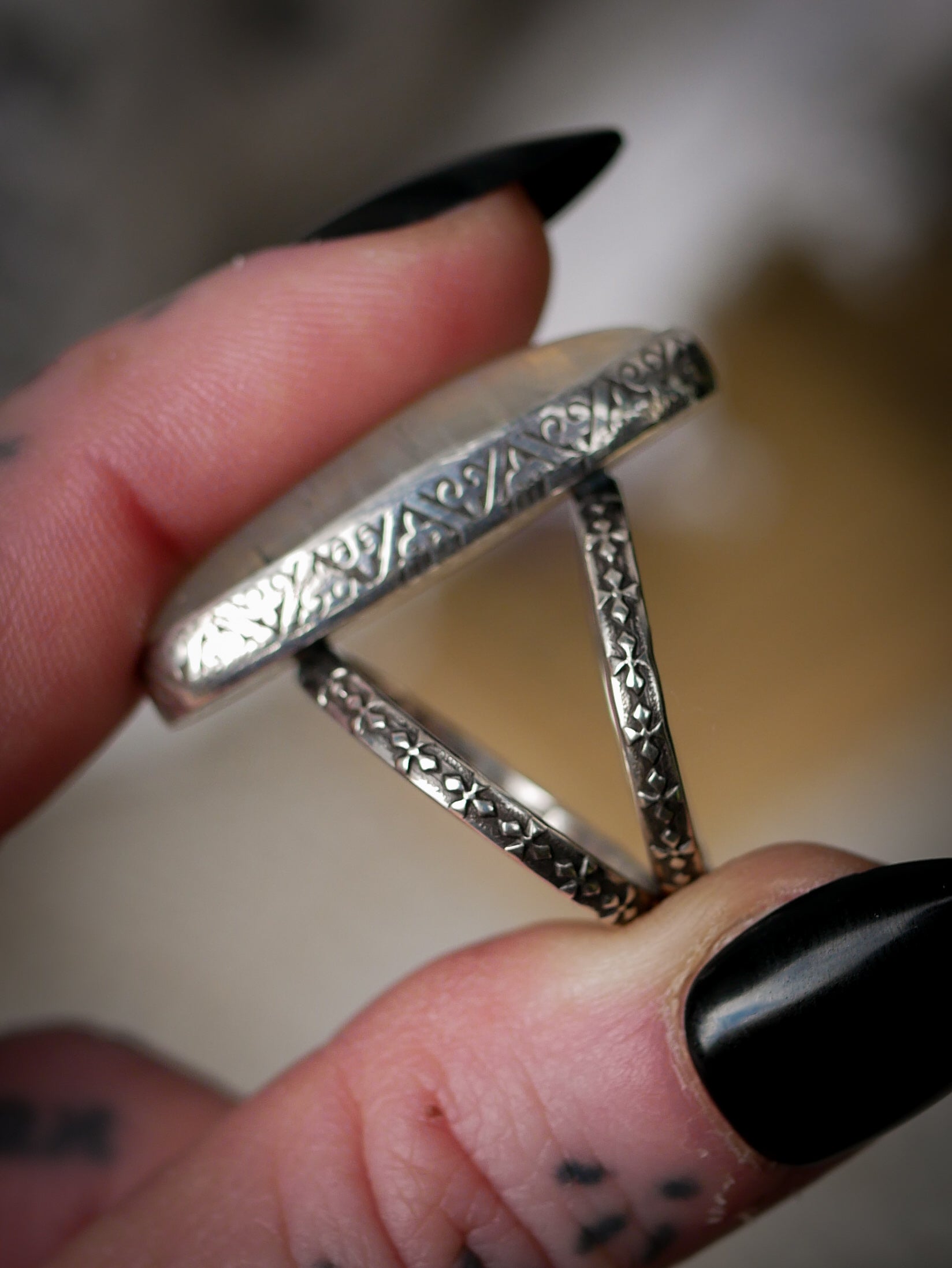 Sorcière Blanche - Bague en pierre de lune arc-en-ciel (péristérite) et argent