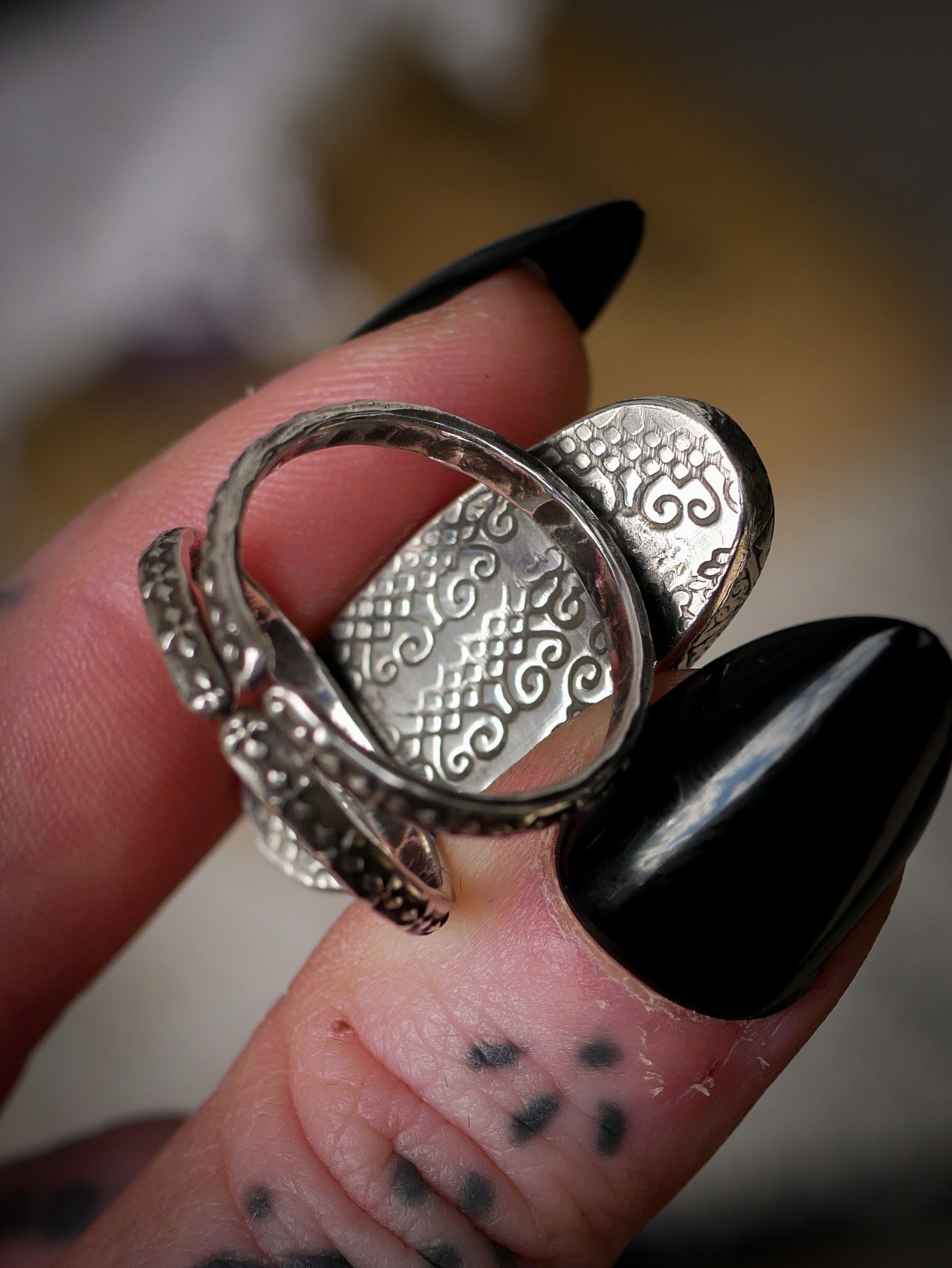 Sorcière Blanche - Bague en pierre de lune arc-en-ciel (péristérite) et argent