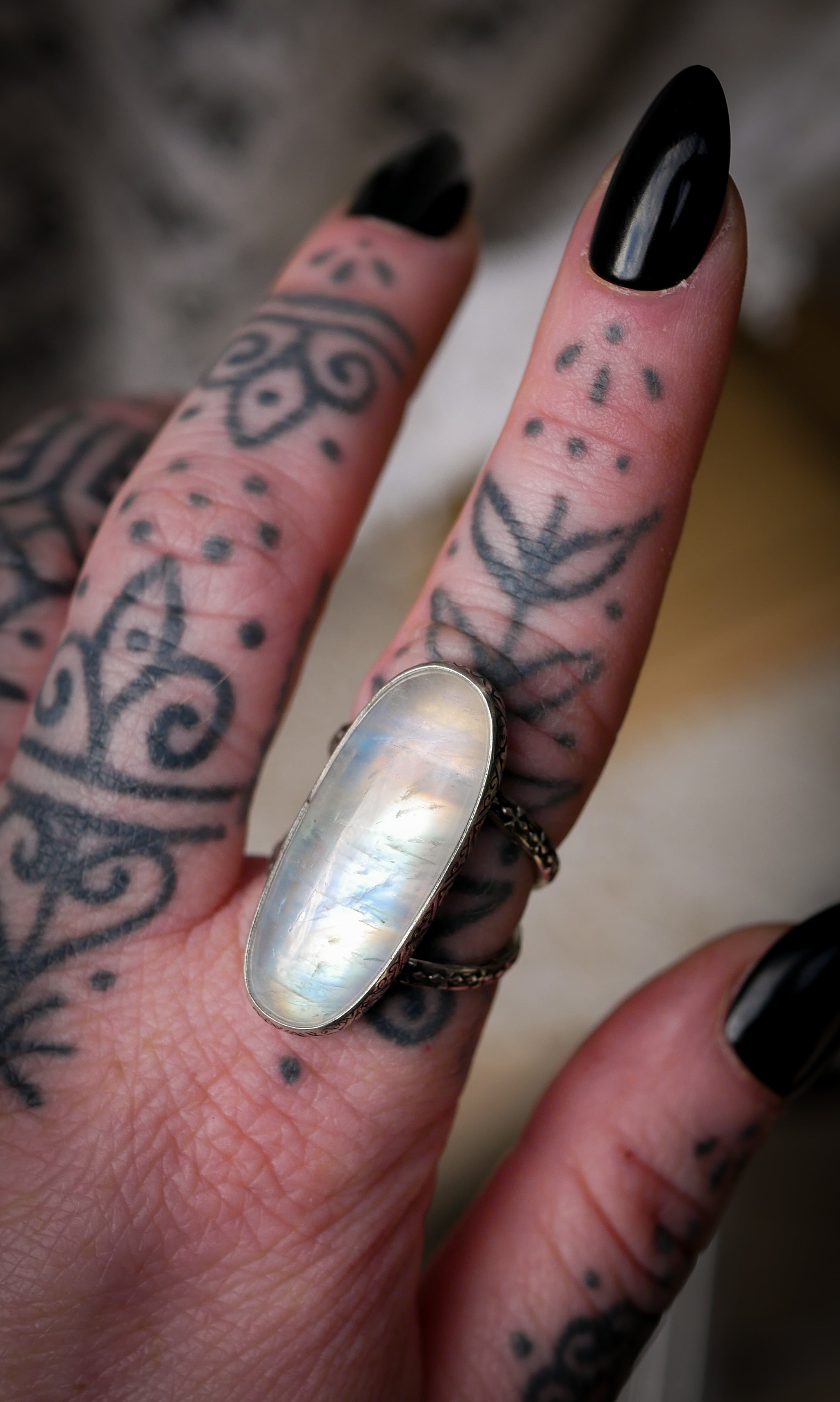 Sorcière Blanche - Bague en pierre de lune arc-en-ciel (péristérite) et argent