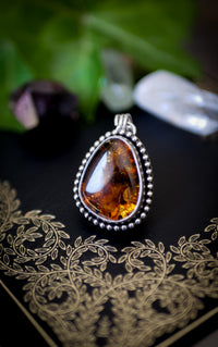 Templum - Pendentif en ambre de la Baltique et argent, fenêtre gothique au dos