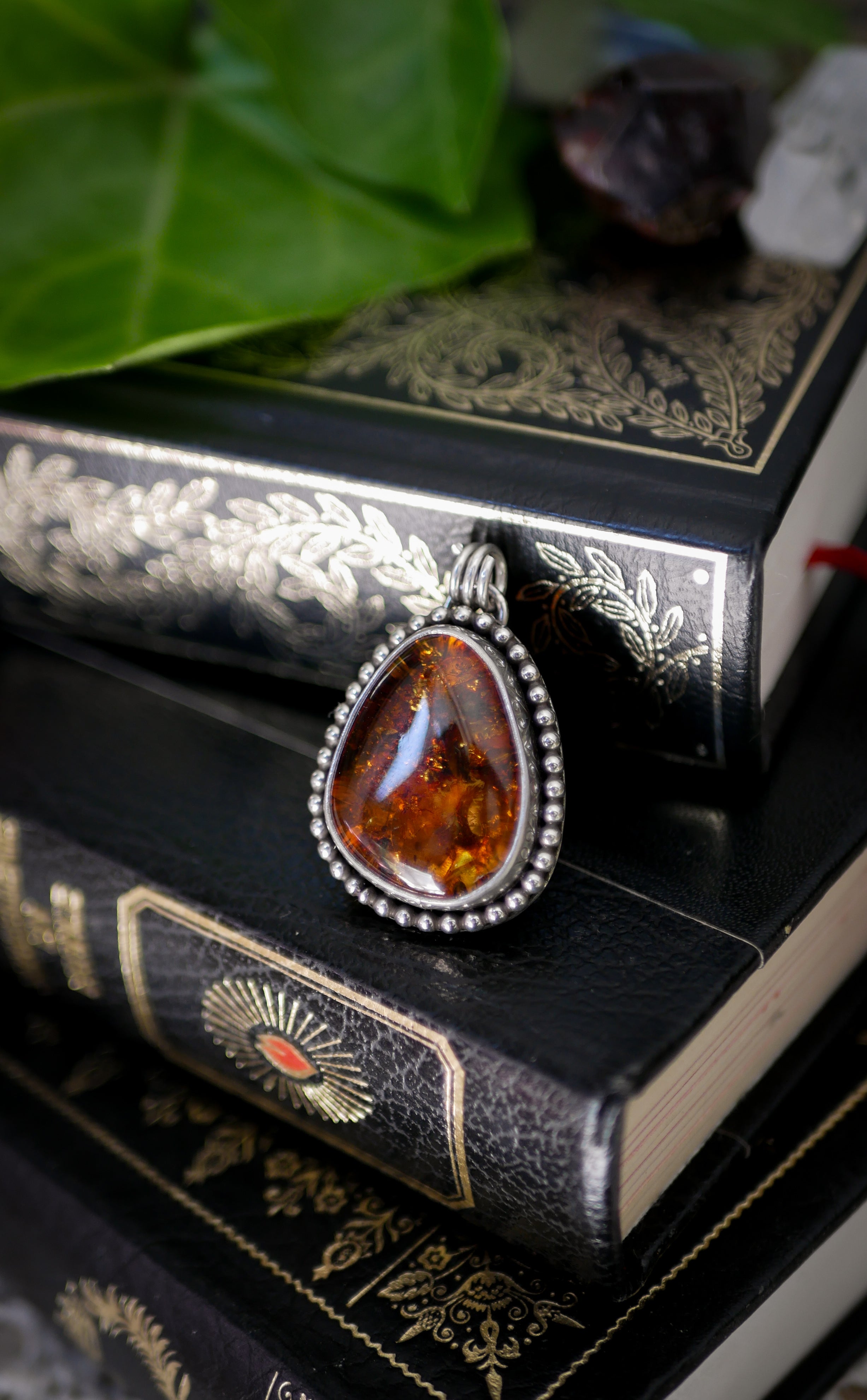 Templum - Pendentif en ambre de la Baltique et argent, fenêtre gothique au dos