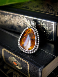 Templum - Pendentif en ambre de la Baltique et argent, fenêtre gothique au dos