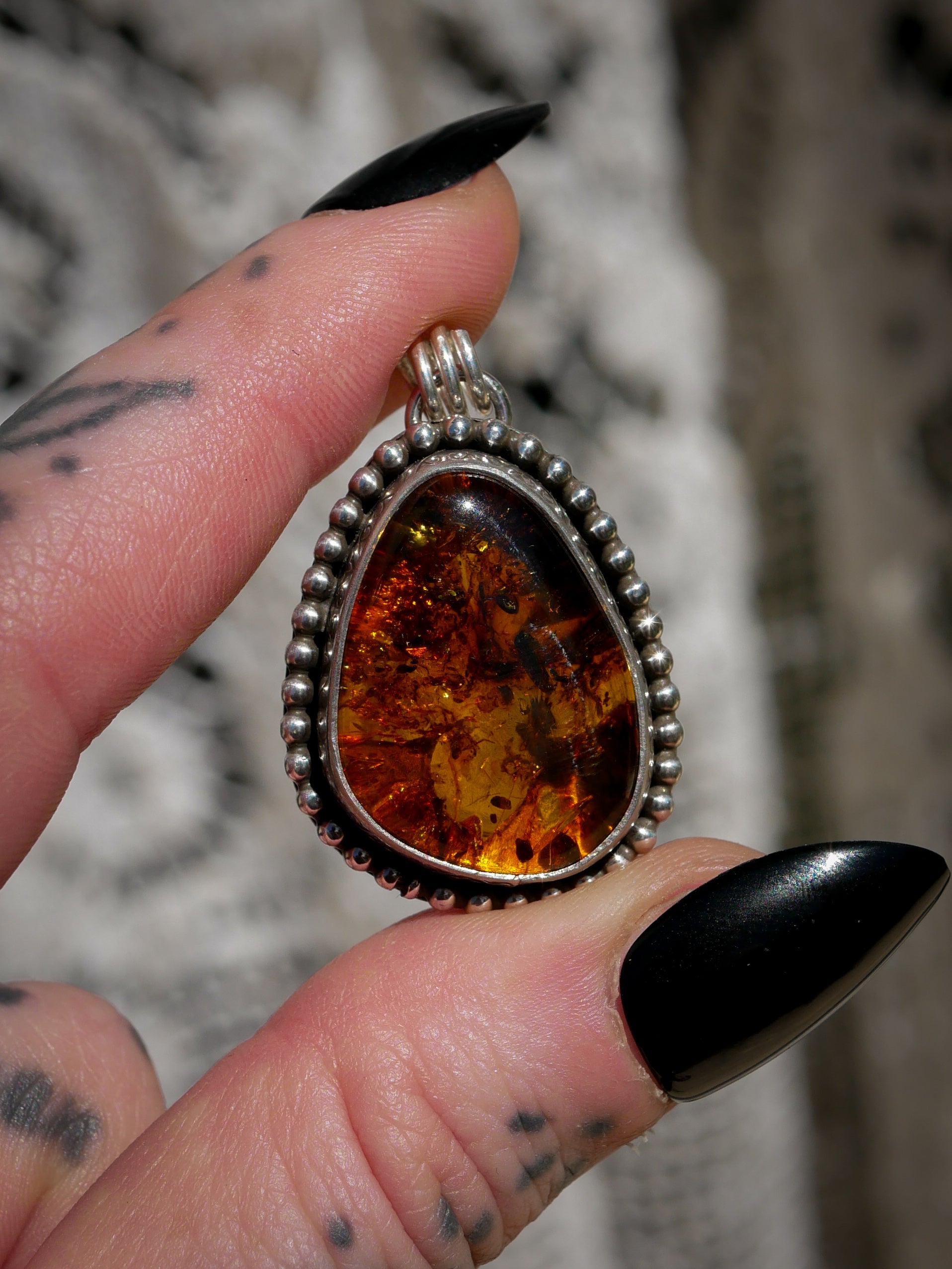 Templum - Pendentif en ambre de la Baltique et argent, fenêtre gothique au dos
