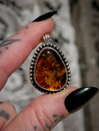 Templum - Pendentif en ambre de la Baltique et argent, fenêtre gothique au dos