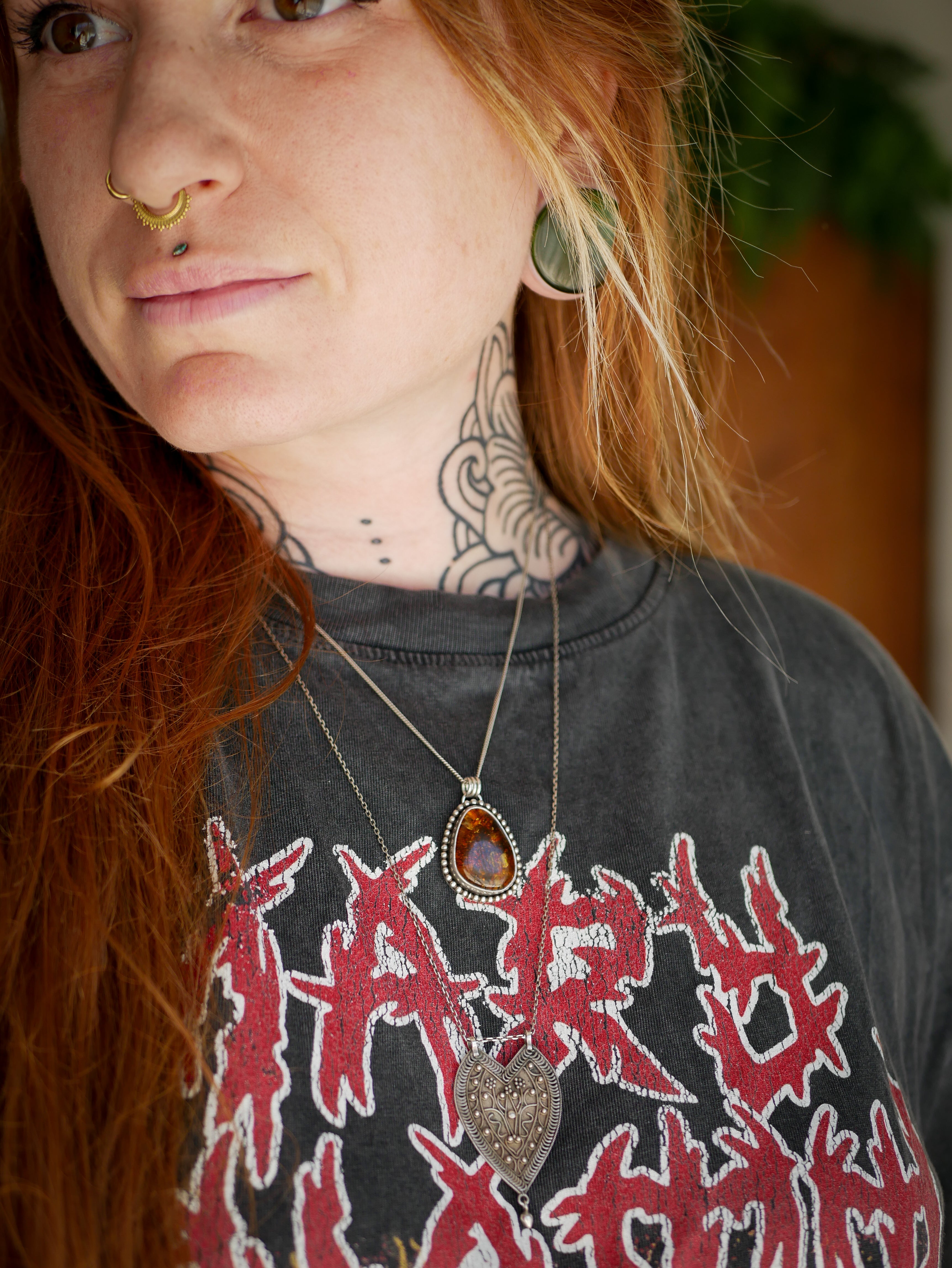 Templum - Pendentif en ambre de la Baltique et argent, fenêtre gothique au dos