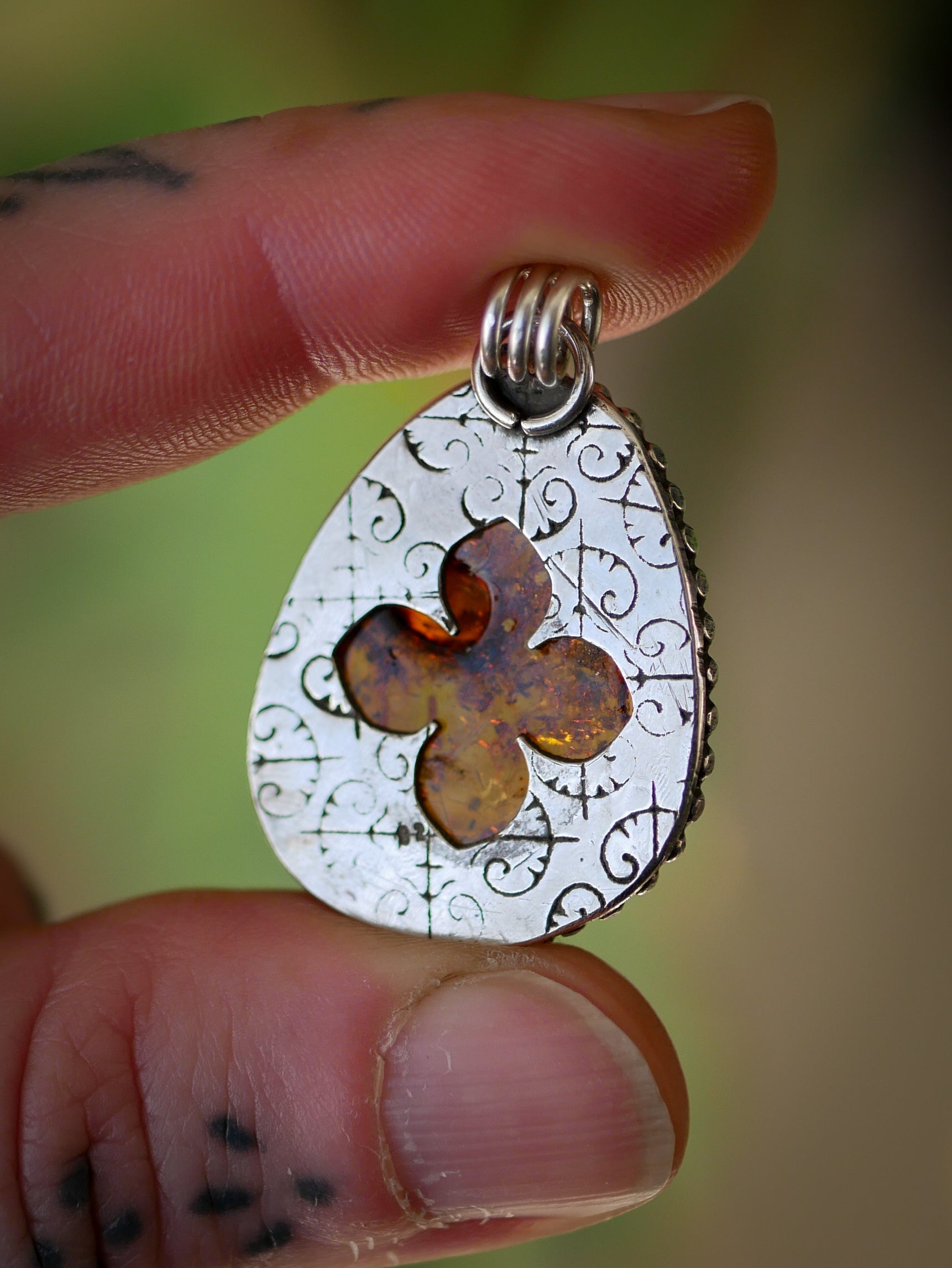 Templum - Pendentif en ambre de la Baltique et argent, fenêtre gothique au dos